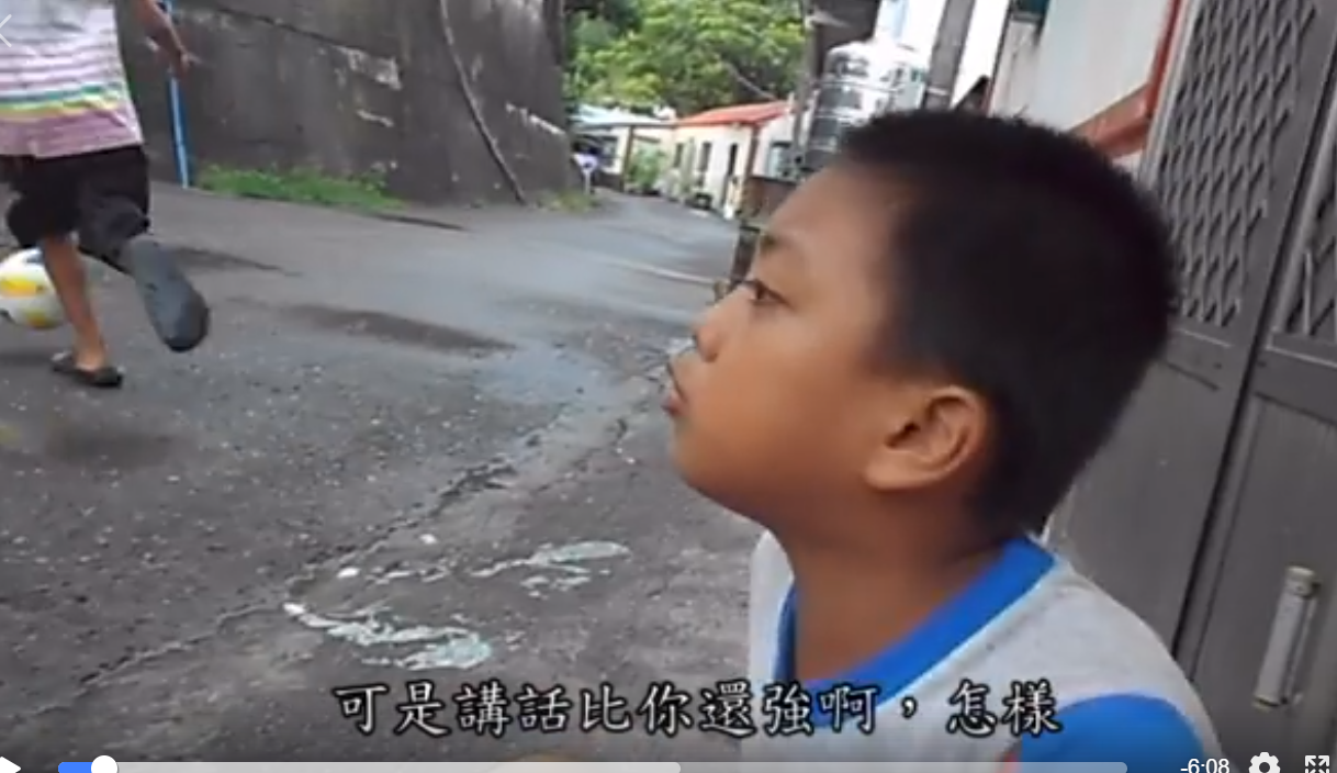 原住民小孩「你吵架都輸我ㄟ」和鄰居爭辯　雙方互槓3分鐘「突然蹦出光頭綠豆湯」笑翻網友