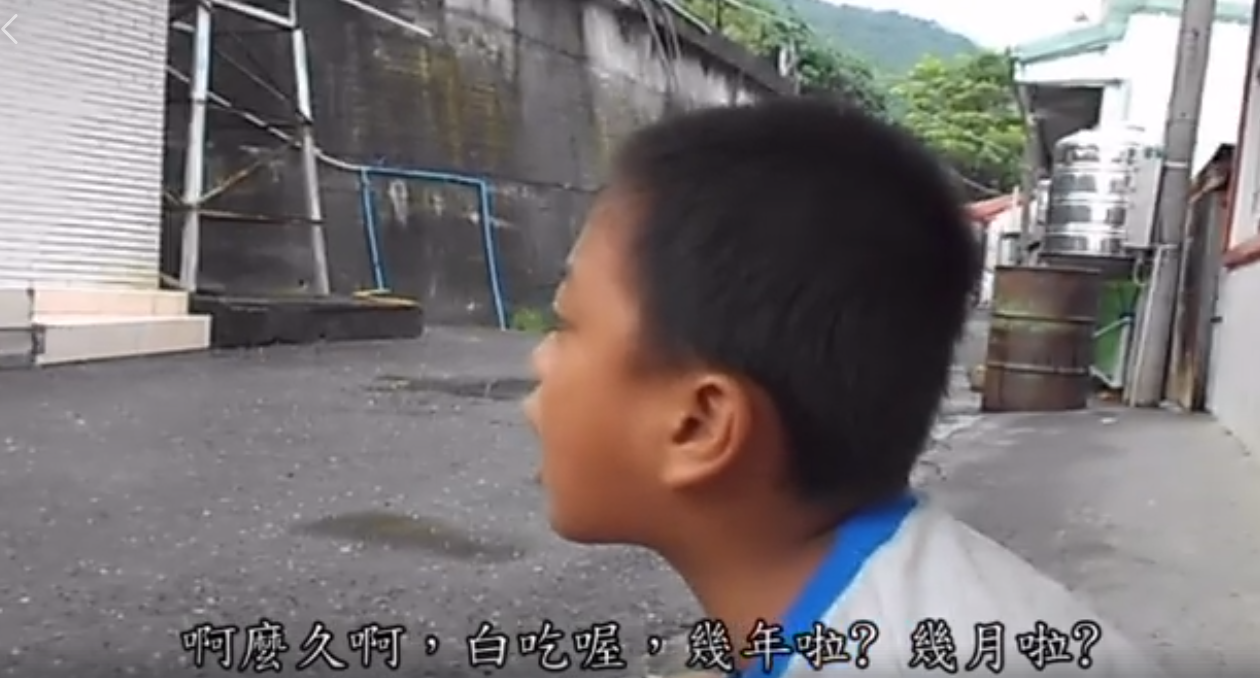 原住民小孩「你吵架都輸我ㄟ」和鄰居爭辯　雙方互槓3分鐘「突然蹦出光頭綠豆湯」笑翻網友