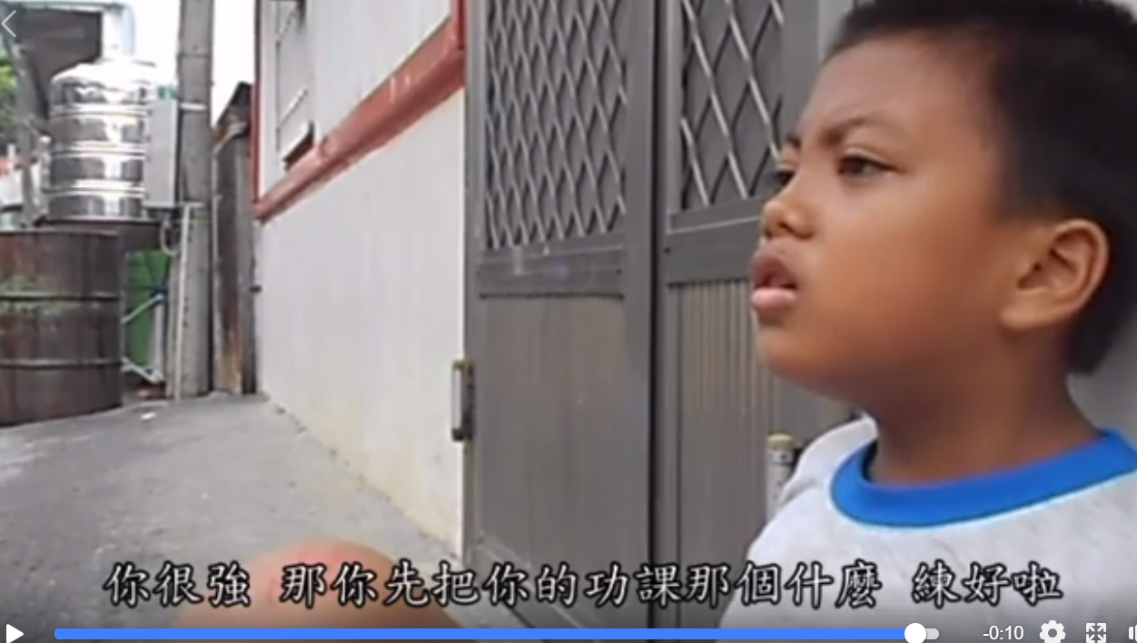 原住民小孩「你吵架都輸我ㄟ」和鄰居爭辯　雙方互槓3分鐘「突然蹦出光頭綠豆湯」笑翻網友