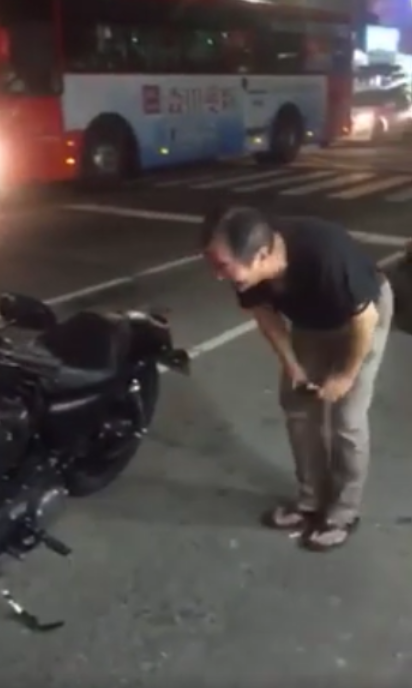 老爸為養家放棄「最愛的哈雷機車」，當兒子湊錢替他圓夢「爸爸反應」讓人忍不住哭了...