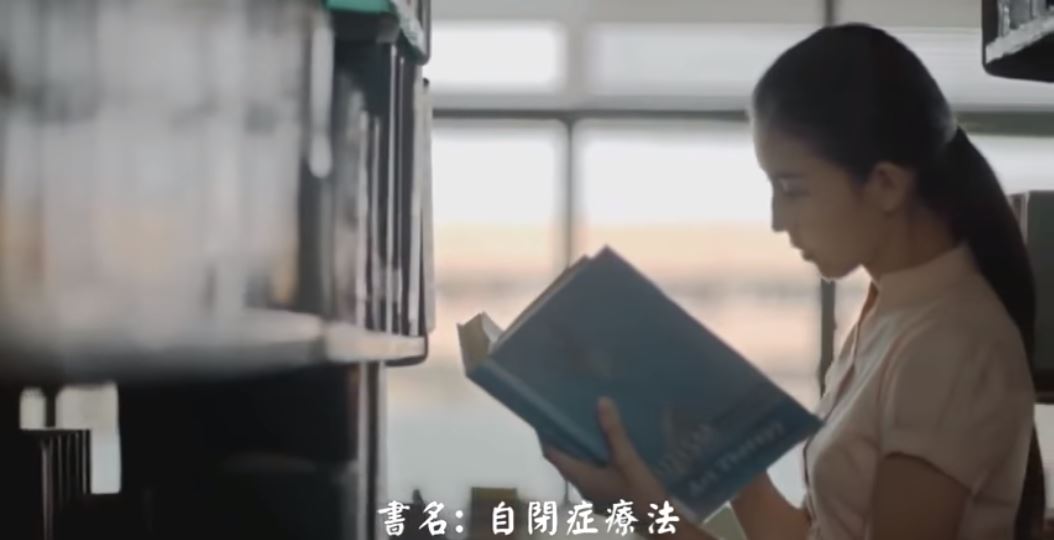 他因為「父母離婚又是自閉兒」被同學嘲笑，沒想到女老師的舉動，讓他最後成為…感動萬人！