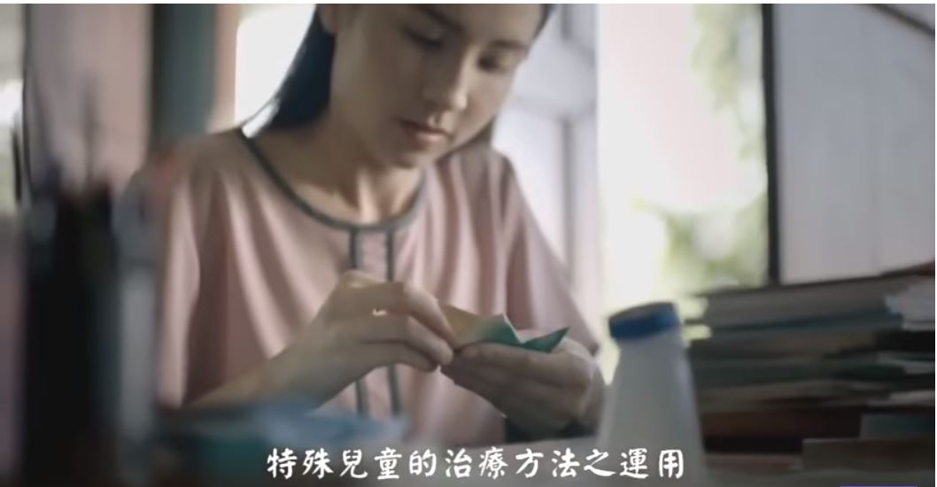 他因為「父母離婚又是自閉兒」被同學嘲笑，沒想到女老師的舉動，讓他最後成為…感動萬人！