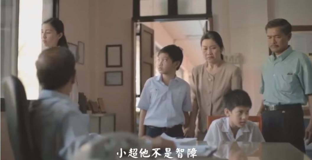 他因為「父母離婚又是自閉兒」被同學嘲笑，沒想到女老師的舉動，讓他最後成為…感動萬人！