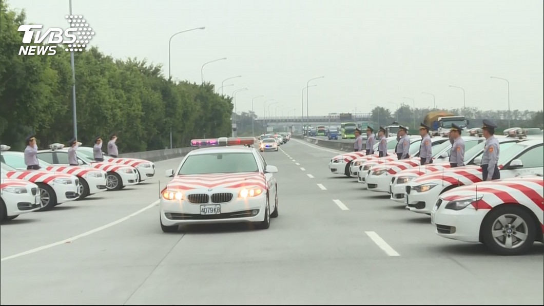 最後一次巡禮！150位同仁列隊「向2位國道員警致敬」，大隊長「強忍淚水告別」讓大家哭紅雙眼....