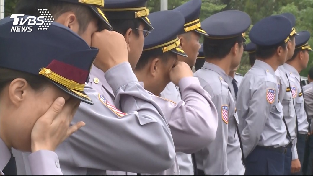 最後一次巡禮！150位同仁列隊「向2位國道員警致敬」，大隊長「強忍淚水告別」讓大家哭紅雙眼....