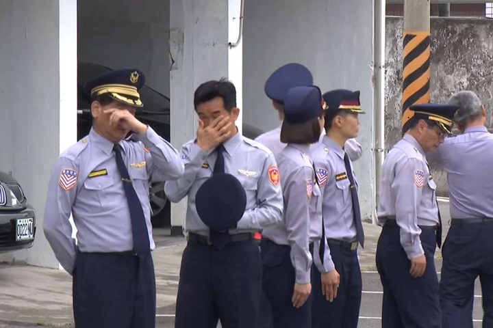 最後一次巡禮！150位同仁列隊「向2位國道員警致敬」，大隊長「強忍淚水告別」讓大家哭紅雙眼....