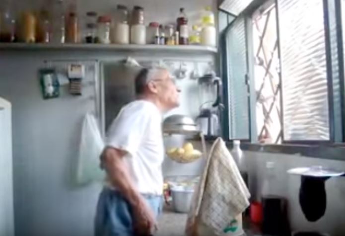 獨居阿公閒著沒事「在後院種樹兼賞鳥」，有天「一對母子來到他窗前...」結局暖哭所有人！