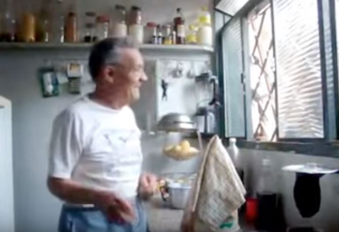 獨居阿公閒著沒事「在後院種樹兼賞鳥」，有天「一對母子來到他窗前...」結局暖哭所有人！