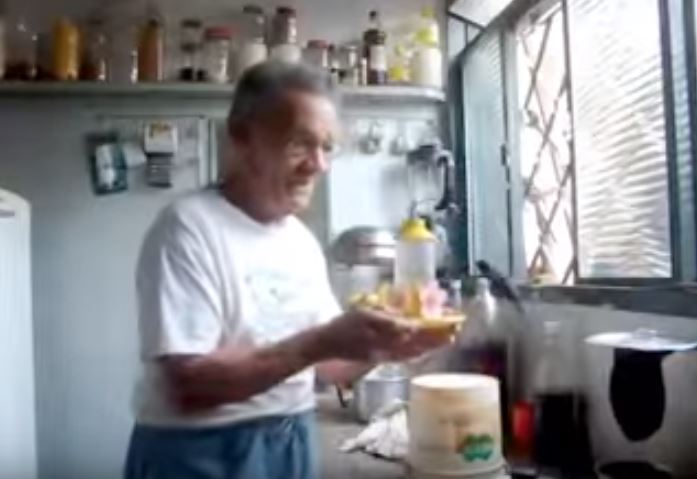 獨居阿公閒著沒事「在後院種樹兼賞鳥」，有天「一對母子來到他窗前...」結局暖哭所有人！