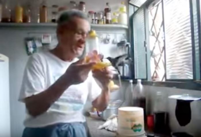 獨居阿公閒著沒事「在後院種樹兼賞鳥」，有天「一對母子來到他窗前...」結局暖哭所有人！