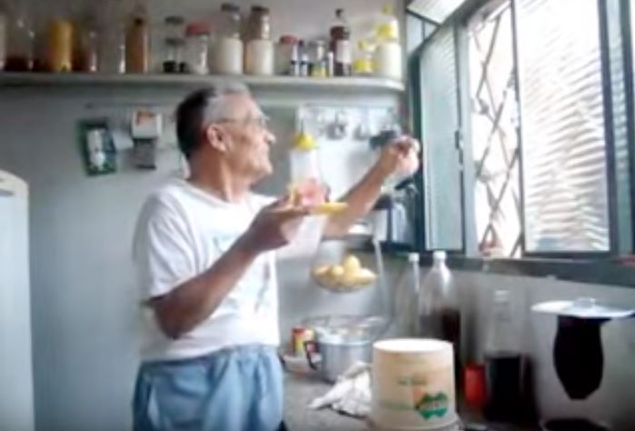 獨居阿公閒著沒事「在後院種樹兼賞鳥」，有天「一對母子來到他窗前...」結局暖哭所有人！