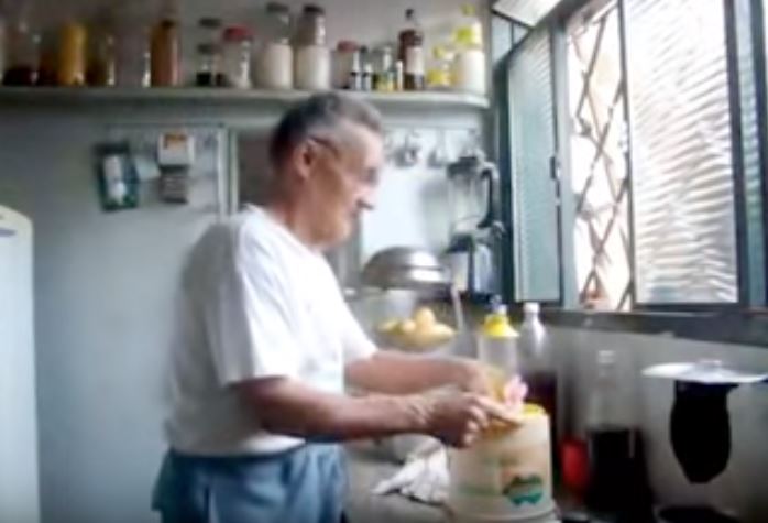 獨居阿公閒著沒事「在後院種樹兼賞鳥」，有天「一對母子來到他窗前...」結局暖哭所有人！