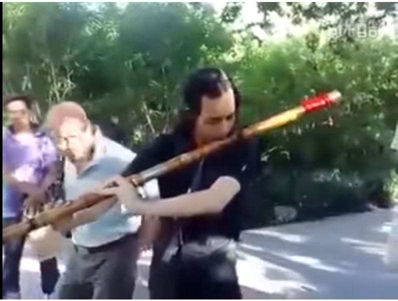 高手在民間！他用「長達快200公分的特殊樂器」吹《一剪梅》，一開口萬人全被震撼！