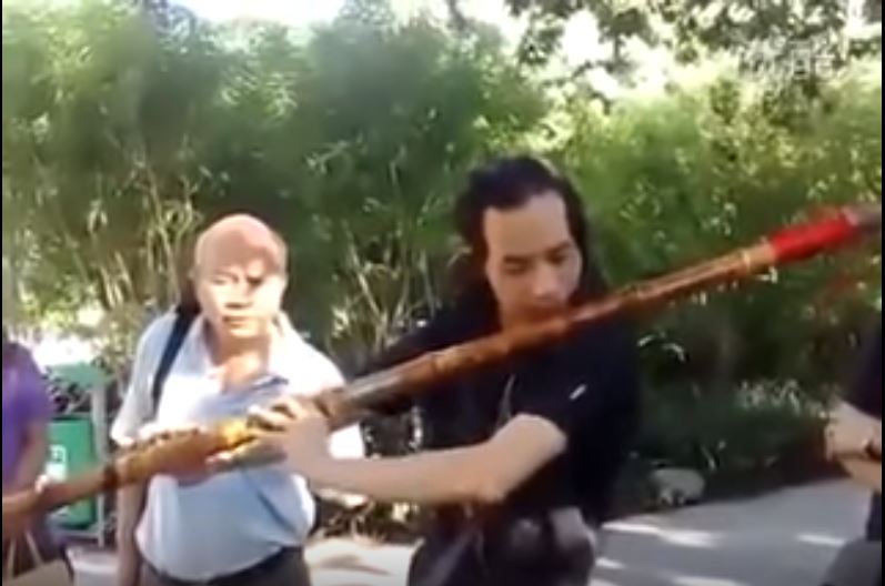 高手在民間！他用「長達快200公分的特殊樂器」吹《一剪梅》，一開口萬人全被震撼！