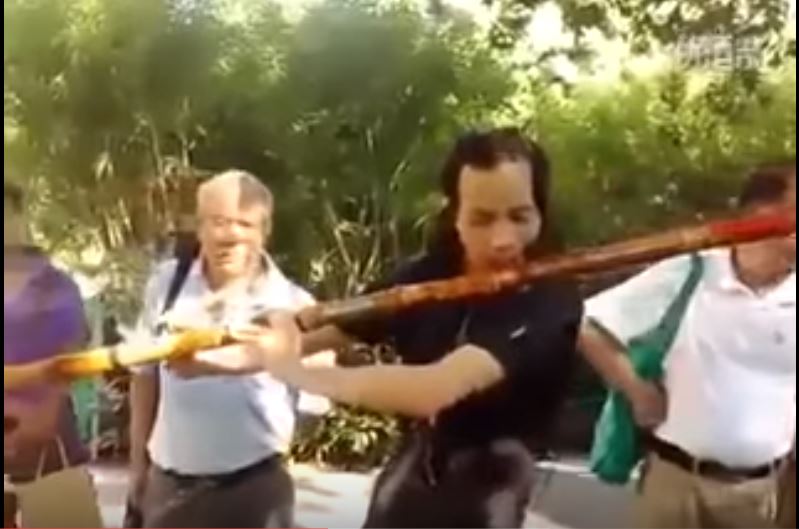 高手在民間！他用「長達快200公分的特殊樂器」吹《一剪梅》，一開口萬人全被震撼！