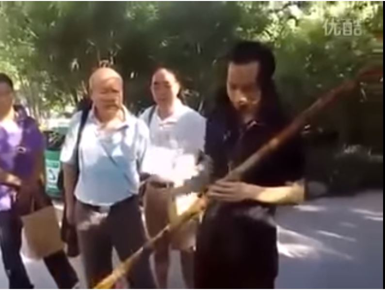 高手在民間！他用「長達快200公分的特殊樂器」吹《一剪梅》，一開口萬人全被震撼！