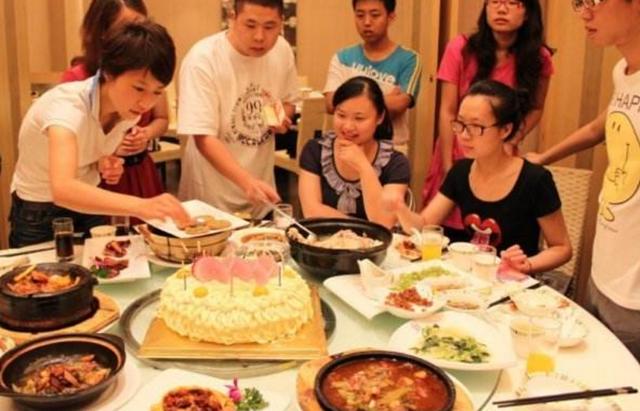 說好老屋拆遷款「老公和大姑平分」，婆婆卻「把錢全給姑姐」，但接了通電話後我反而再給十萬！