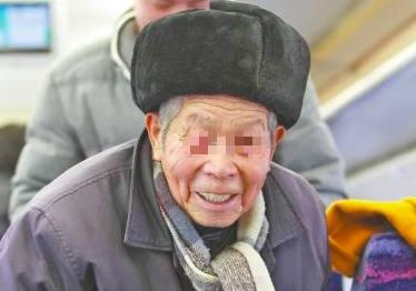 老父親想投奔兒子家住，未料「大兒子給500元」打發他走，「二兒子伺候半年」後父親竟留給他...