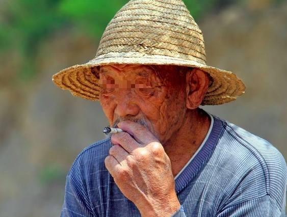 老父親想投奔兒子家住，未料「大兒子給500元」打發他走，「二兒子伺候半年」後父親竟留給他...