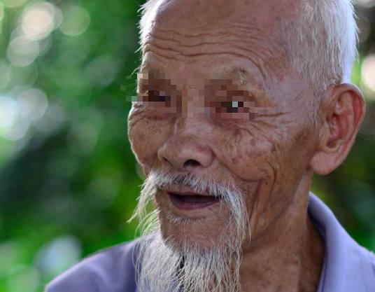 老父親想投奔兒子家住，未料「大兒子給500元」打發他走，「二兒子伺候半年」後父親竟留給他...