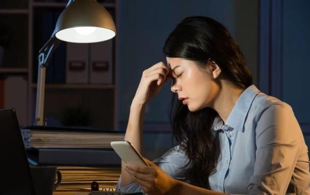 妻子在家養病，丈夫卻總是「加班到半夜12點」稱工作忙，偷偷到公司一看才發現真相