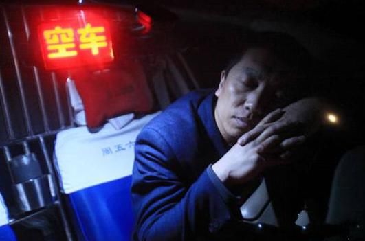 妻子在家養病，丈夫卻總是「加班到半夜12點」稱工作忙，偷偷到公司一看才發現真相