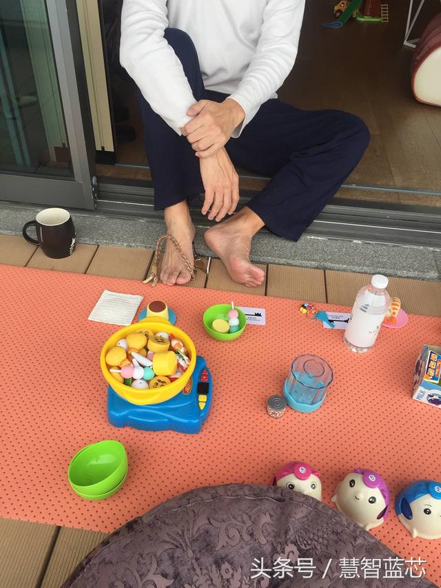 Jasper大方「請外公吃火鍋」還揪朋友一起來！外公曬照「小小春癱睡在地...」煮火鍋太累了嗎？