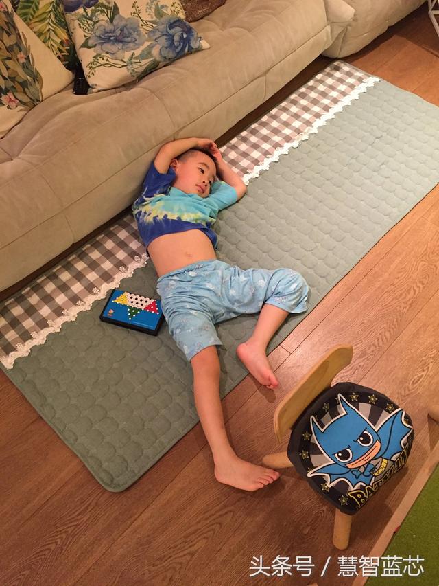 Jasper大方「請外公吃火鍋」還揪朋友一起來！外公曬照「小小春癱睡在地...」煮火鍋太累了嗎？