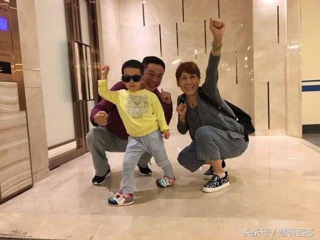 Jasper大方「請外公吃火鍋」還揪朋友一起來！外公曬照「小小春癱睡在地...」煮火鍋太累了嗎？