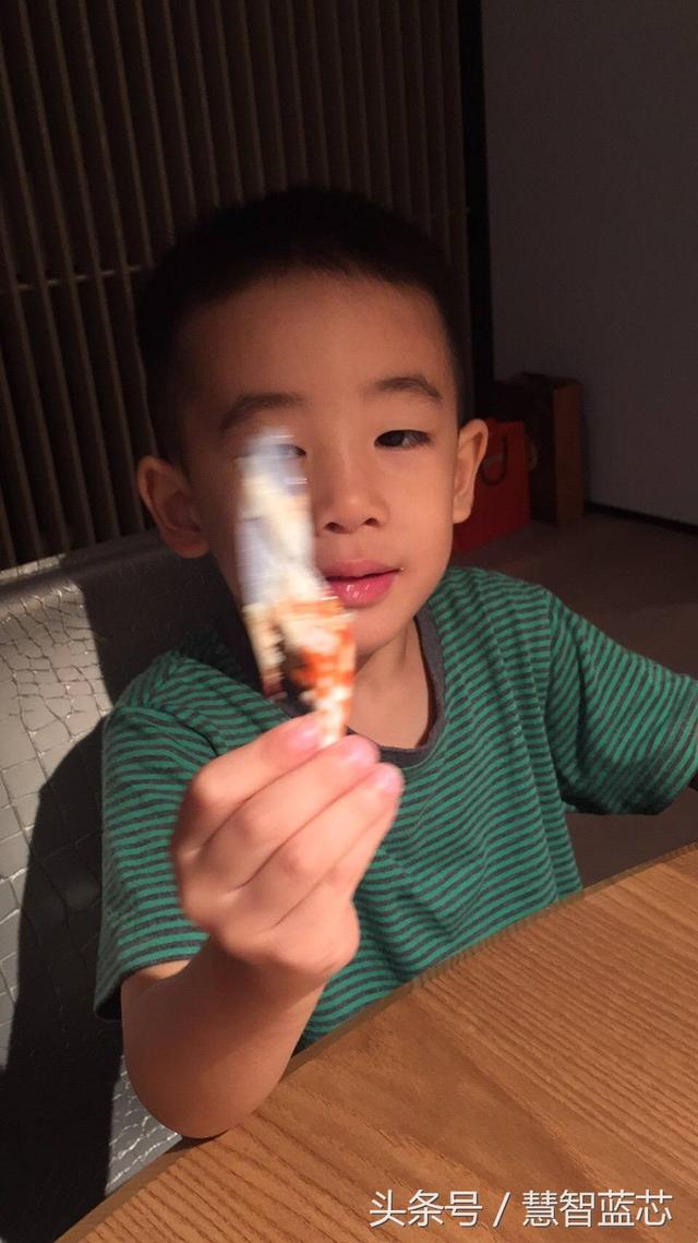 Jasper大方「請外公吃火鍋」還揪朋友一起來！外公曬照「小小春癱睡在地...」煮火鍋太累了嗎？