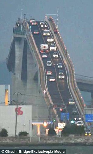 你敢開上去嗎？超狂大橋「陡坡比雲霄飛車恐怖」　上橋後「絕佳美景映入眼簾」跟天公借膽也要去