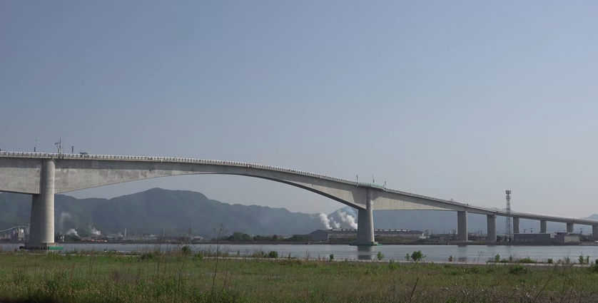 你敢開上去嗎？超狂大橋「陡坡比雲霄飛車恐怖」　上橋後「絕佳美景映入眼簾」跟天公借膽也要去