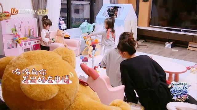 咘咘的朋友到家裡作客，兩人上演「搶玩具大戰當場鬧翻」誰也不肯讓，下一秒咘咘居然...