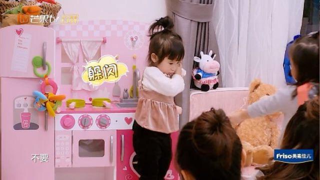 咘咘的朋友到家裡作客，兩人上演「搶玩具大戰當場鬧翻」誰也不肯讓，下一秒咘咘居然...