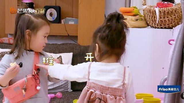 咘咘的朋友到家裡作客，兩人上演「搶玩具大戰當場鬧翻」誰也不肯讓，下一秒咘咘居然...