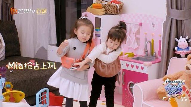 咘咘的朋友到家裡作客，兩人上演「搶玩具大戰當場鬧翻」誰也不肯讓，下一秒咘咘居然...