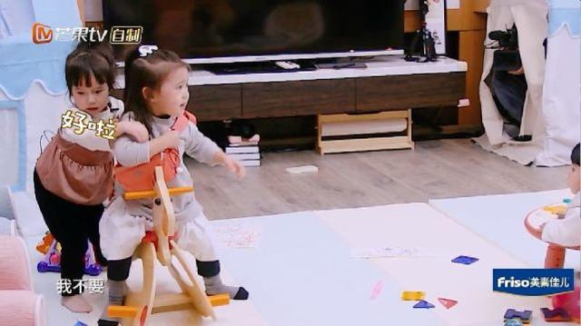 咘咘的朋友到家裡作客，兩人上演「搶玩具大戰當場鬧翻」誰也不肯讓，下一秒咘咘居然...