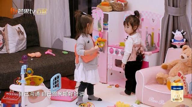 咘咘的朋友到家裡作客，兩人上演「搶玩具大戰當場鬧翻」誰也不肯讓，下一秒咘咘居然...