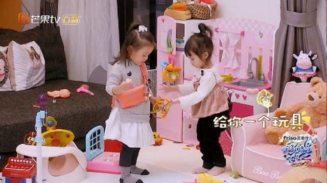 咘咘的朋友到家裡作客，兩人上演「搶玩具大戰當場鬧翻」誰也不肯讓，下一秒咘咘居然...