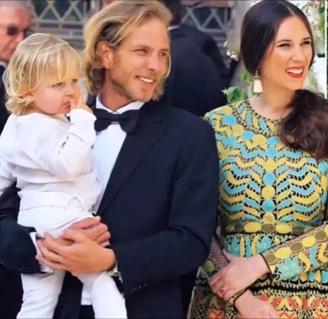 他被譽為「全球最帥王子」，童年失父「背負家族700年陰影」，妻子貌不驚人卻被他寵上天！