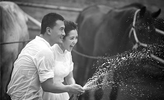 他被譽為「全球最帥王子」，童年失父「背負家族700年陰影」，妻子貌不驚人卻被他寵上天！