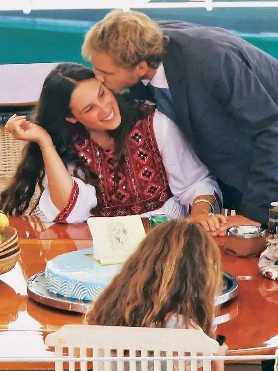 他被譽為「全球最帥王子」，童年失父「背負家族700年陰影」，妻子貌不驚人卻被他寵上天！