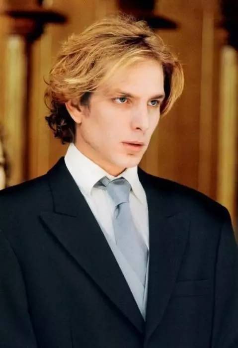 他被譽為「全球最帥王子」，童年失父「背負家族700年陰影」，妻子貌不驚人卻被他寵上天！