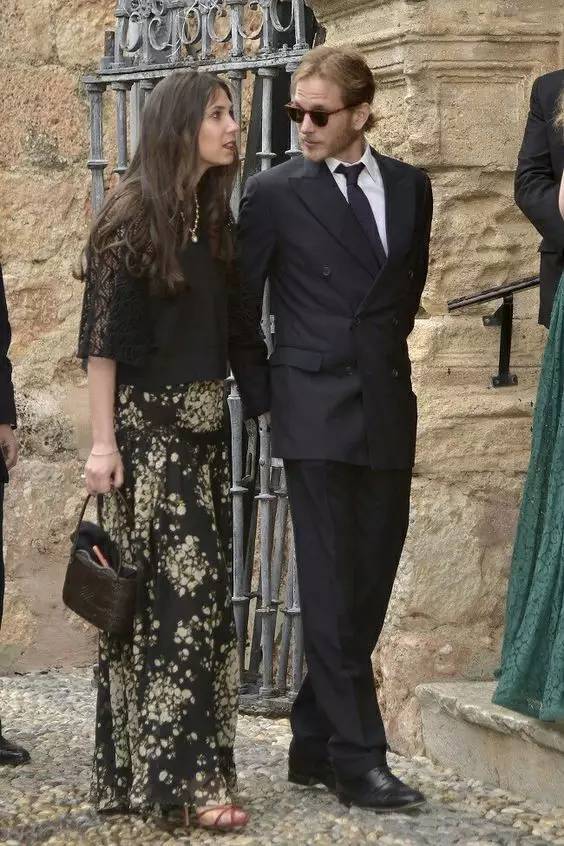 他被譽為「全球最帥王子」，童年失父「背負家族700年陰影」，妻子貌不驚人卻被他寵上天！