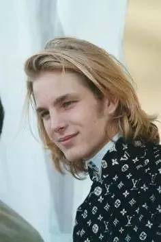 他被譽為「全球最帥王子」，童年失父「背負家族700年陰影」，妻子貌不驚人卻被他寵上天！