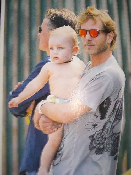 他被譽為「全球最帥王子」，童年失父「背負家族700年陰影」，妻子貌不驚人卻被他寵上天！