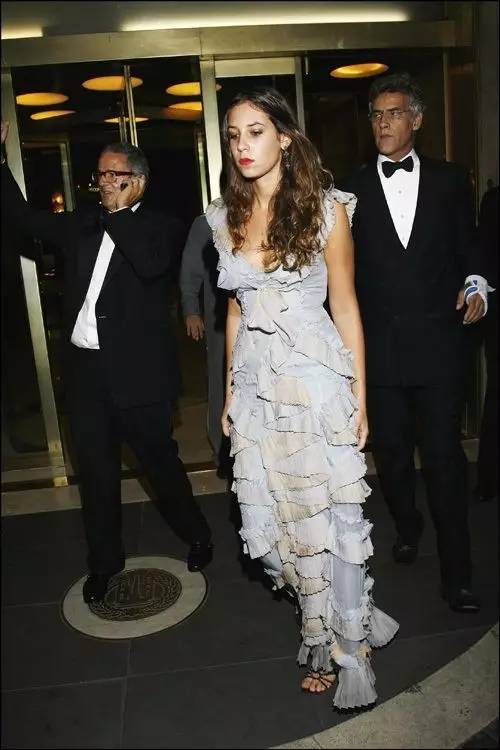 他被譽為「全球最帥王子」，童年失父「背負家族700年陰影」，妻子貌不驚人卻被他寵上天！