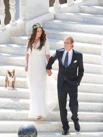 他被譽為「全球最帥王子」，童年失父「背負家族700年陰影」，妻子貌不驚人卻被他寵上天！