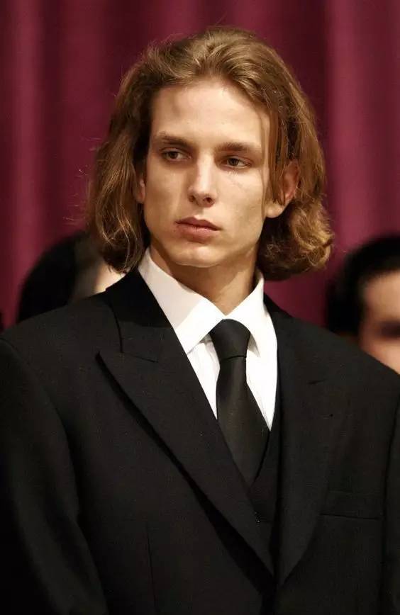 他被譽為「全球最帥王子」，童年失父「背負家族700年陰影」，妻子貌不驚人卻被他寵上天！