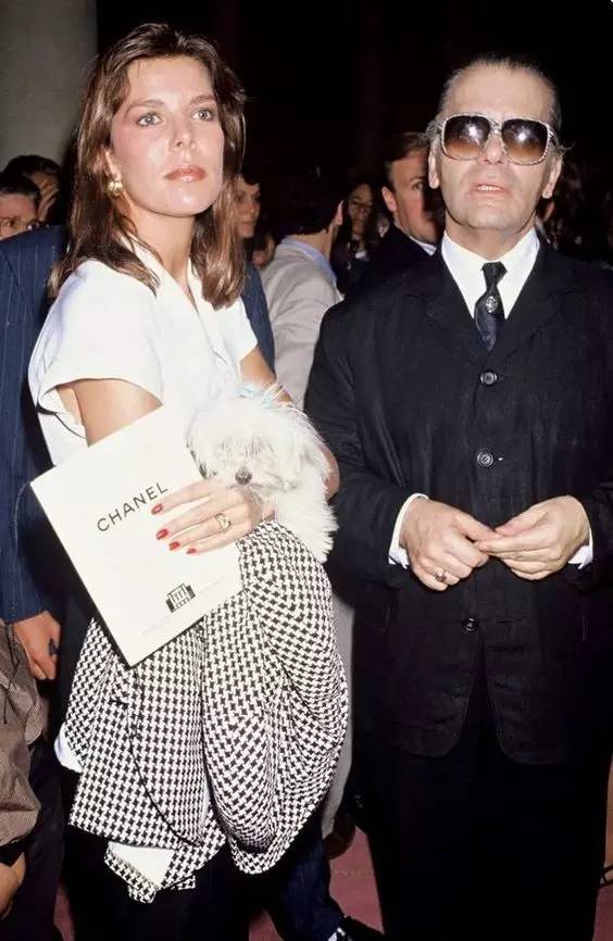 他被譽為「全球最帥王子」，童年失父「背負家族700年陰影」，妻子貌不驚人卻被他寵上天！